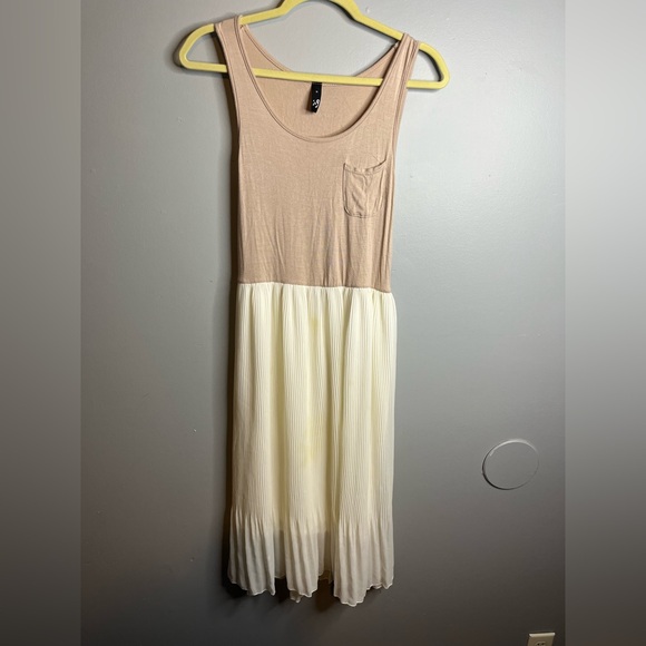Elegant Two-Tone Sleeveless Dress - Picture 1 of 2